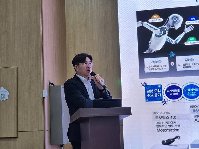 18일 서울 종로구 센터포인트광화문 빌딩에서 열린 ‘로봇 자동화 사업 미디어데이’에서 윤석준 로봇자동화센터장이 발언하고 있다.