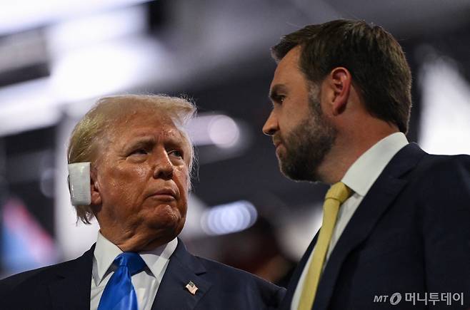 (밀워키 로이터=뉴스1) 장시온 기자 = 16일(현지시간) 미국 위스콘신주 밀워키에서 열린 공화당 전당대회 2일차에 참석한 도널드 트럼프(왼쪽) 전 미국 대통령과 J.D. 밴스(오른쪽) 상원의원이 이야기를 나누고 있다. 2024.07.16. ⓒ 로이터=뉴스1 Copyright (C) 뉴스1. All rights reserved. 무단 전재 및 재배포, AI학습 이용 금지. /사진=(밀워키 로이터=뉴스1) 장시온 기자