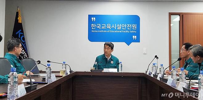 (서울=뉴스1) = 이주호 사회부총리 겸 교육부 장관이 18일 오후 서울 여의도 한국교육시설안전원에서 집중호우에 따른 학교시설 비상 체계를 점검하고 있다. (교육부 제공) 2024.7.18/뉴스1 Copyright (C) 뉴스1. All rights reserved. 무단 전재 및 재배포, AI학습 이용 금지. /사진=(서울=뉴스1)