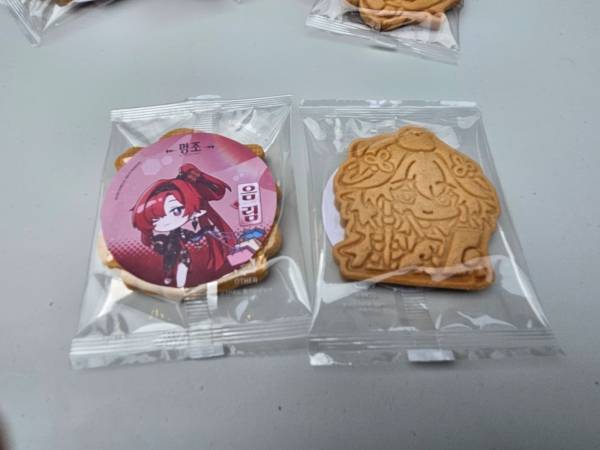 - 명조 캐릭터가 그려진 쿠키는 서비스