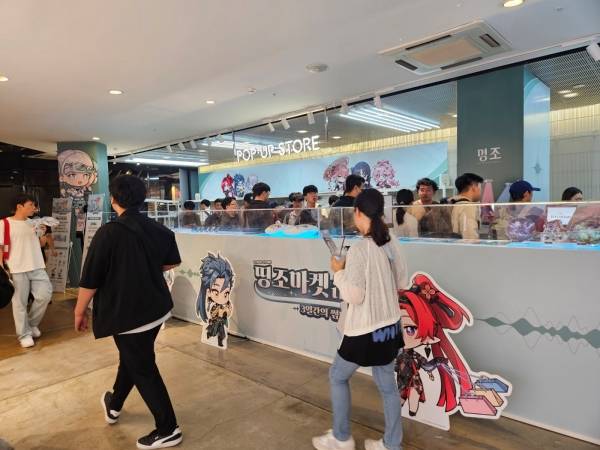 - 웨이팅 순서대로 입장해서 굿즈존도 질서정연했다