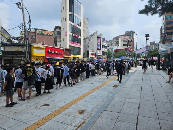 - 방문객이 너무 많아서 사진 한장에 담기지 않는다