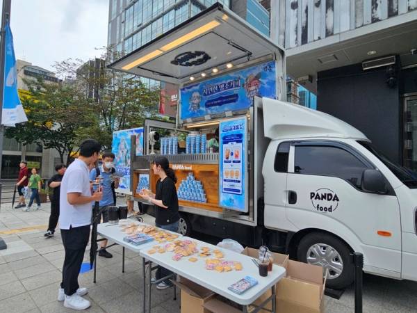 - 커피 트럭에서 더위를 날려줄 음료를 나눠준다