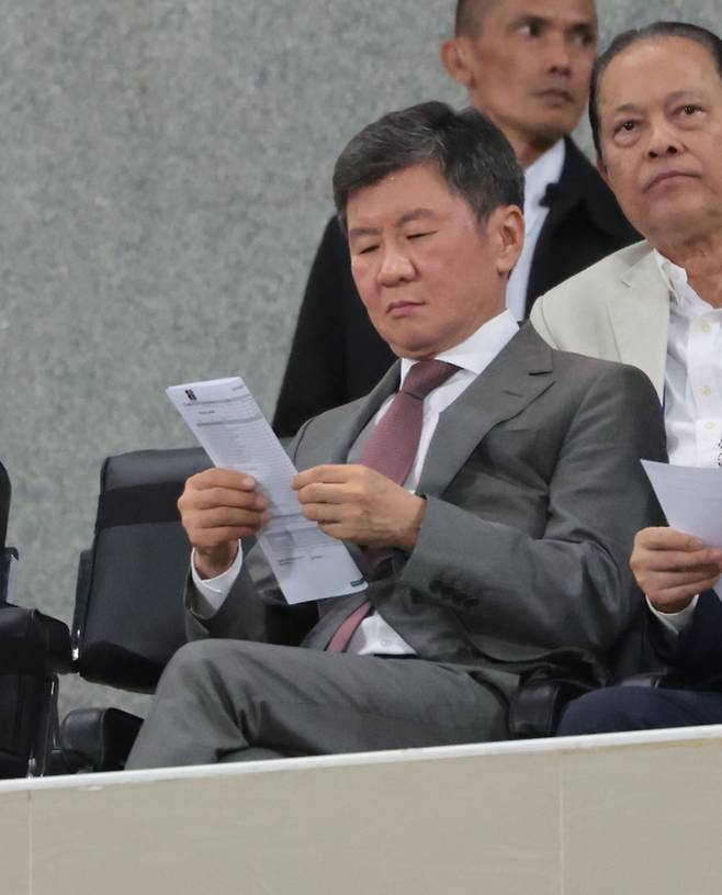 지난 3월26일 태국 방콕 라자망갈라 스타디움에서 열린 2026 북중미 월드컵 아시아 지역 2차 예선 C조 4차전 한국과 태국의 경기. 정몽규 대한축구협회장이 선발 선수 명단을 보고 있다. 연합뉴스