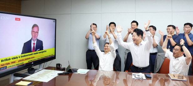 안덕근 산업통상자원부 장관(앞줄 왼쪽)을 비롯한 산업부 원전 담당 관료들이 지난 17일 밤 한국수력원자력을 체코 원전 사업 우선협상대상자로 결정하는 체코 정부의 발표를 들은 직후 기뻐하고 있다. (사진=산업부)