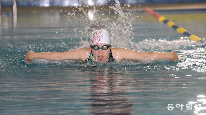 김선여 씨가 서울 동대문종합사회복지관 수영장에서 접영을 하고 있다. 김동주 기자 zoo@donga.com