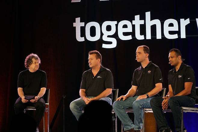 x86 설계만 30년 이상 해 온 마이크 클라크 AMD 기업 연구원ㆍ실리콘 디자인 엔지니어(좌측 두 번째). / 출처=IT동아