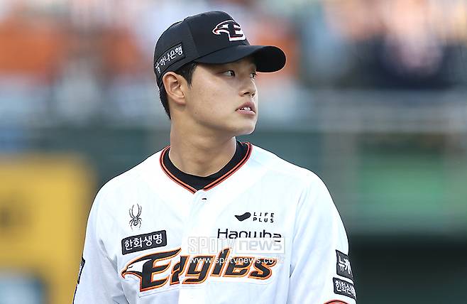 ▲ 문동주는 19일 대전 KIA전에서 5이닝 동안 피홈런 한 방을 포함해 8개의 안타를 맞으며 4실점했다. 삼진 5개를 잡아내기는 했지만 1회와 3회 각각 2점씩을 허용하며 위기를 넘어가지 못한 게 아쉬웠다. ⓒ곽혜미 기자