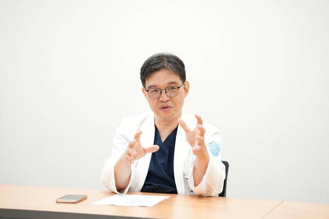 이영균 분당서울대병원 정형외과 교수는 "고관절에 염증이 생기면 통증·절뚝거림·주위 관절 퇴행성 변화 등이 나타난다"며 "고관절염 통증은 사타구니 쪽과 허벅지 앞쪽에서 주로 발생한다"고 했다. 분당서울대병원 제공