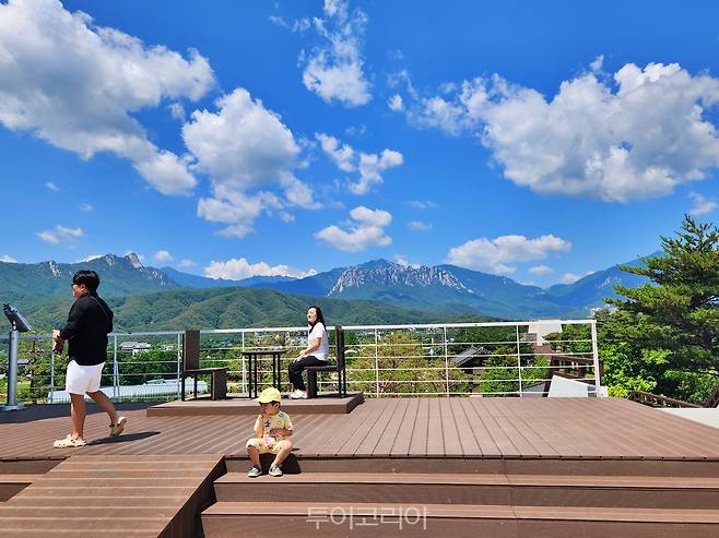 속초시립박물관에서 설악산 풍경을 즐길 수 있다.