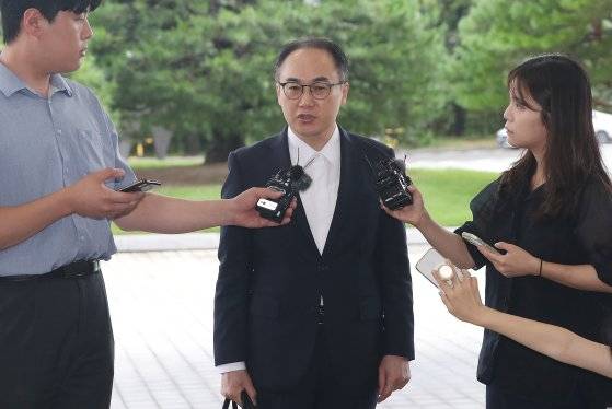 이원석 검찰총장이 22일 오전 서울 서초구 대검찰청으로 출근하며 취재진의 질문에 답하고 있다. 뉴스1