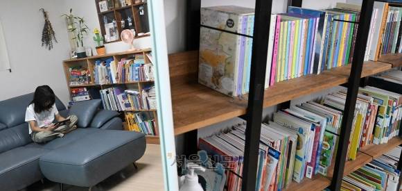 한 초등학생이 태블릿으로 유튜브를 보고 있다. 오장환 기자