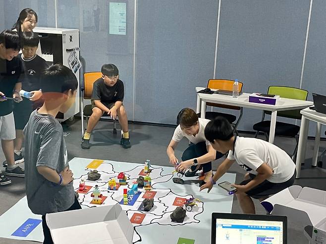 경남 의령군에 있는 경남교육청 미래교육원에서 학생들이 코딩 로봇 자동차를 조립하고, 주행시키는 체험을 하고 있다. /경남교육청