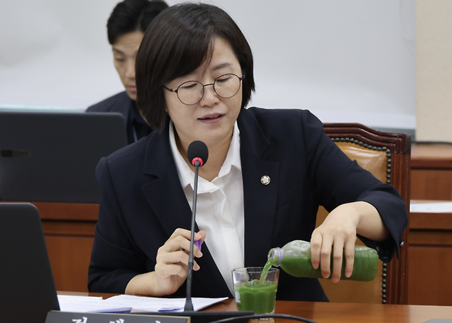 정혜경 진보당 의원이 지난 22일 국회 환경노동위원회에서 열린 인사청문회에서 창원 주남저수지에서 온 저수지 물을 컵에 따르고 있다. 정혜경 의원실 제공