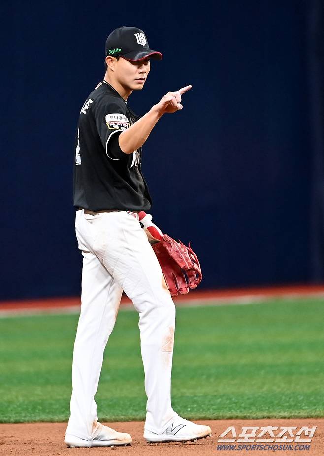 17일 고척스카이돔에서 열린 KT와 키움의 경기, 7회말 무사 1루 KT 유격수 심우준이 키움 이형종의 타구를 병살로 처리한 후 기뻐하고 있다. 고척=허상욱 기자wook@sportschosun.com/2024.07.17/