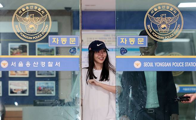 민희진 어도어 대표가 지난 9일 오후 '업무상 배임' 혐의 관련 첫 소환 조사를 마친 뒤 서울 용산경찰서를 나서고 있다./연합뉴스