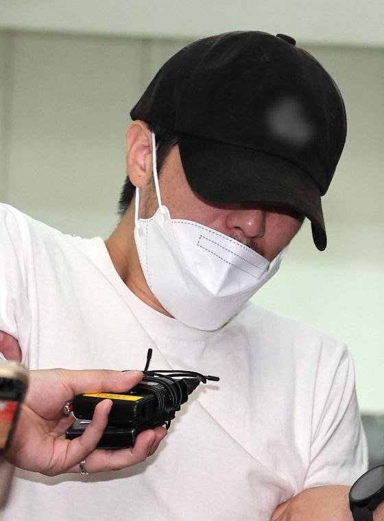 자신이 운영하는 태권도장에서 5살 남자아이를 심정지 상태로 빠뜨린 관장이 19일 경기 의정부경찰서에서 검찰로 송치되고 있다. 태권도 관장 A씨. 뉴스1