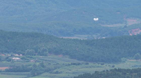 북한이 10번째 대남 오물풍선을 살포한 24일 경기 파주시 오두산통일전망대에서 바라본 북한 개풍군 마을 일대에서 오물풍선이 상공으로 오르고 있다. 뉴스1