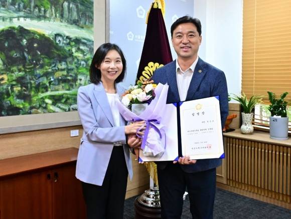 신임 대변인으로 임명된 정준호 의원(오른쪽)