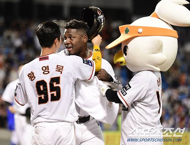 승리의 기쁨을 나누는 황영묵-페라자.