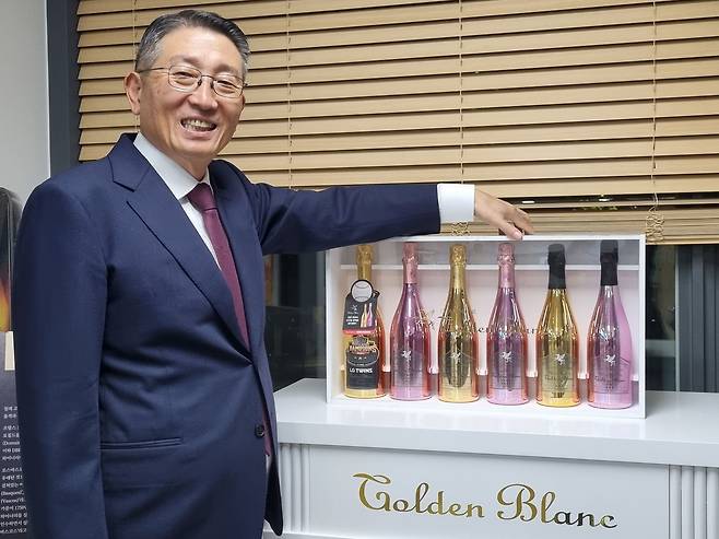 드링크인터내셔널 김일주 회장이 골든블랑 제품들을 소개하고 있다. 골든블랑은 샴페인부터 크레망, 스파클링와인까지 프랑스 현지에서 생산되는 샴페인 브랜드다. 프랑스 샴페인협회 인증까지 받은 최고품질 제품이다. /박순욱기자