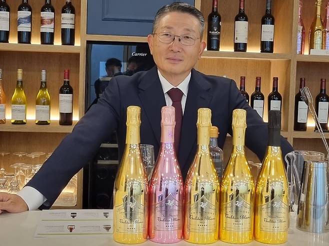 김일주 회장이 골든블랑 제품들을 소개하고 있다. 병 전체를 황금빛으로 감싸, 화려함을 강조한 제품이기 때문에 클럽, 유흥업소에서도 판매가 곧잘 된다. /박순욱 기자