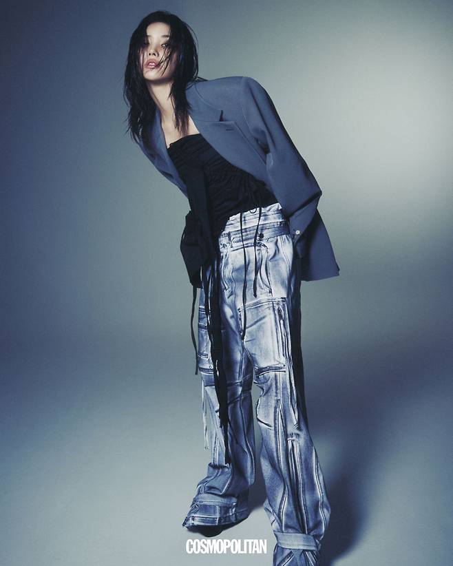 오버사이즈 재킷 Recto. 뷔스티에, 팬츠 모두 Nache. 슈즈 스타일리스트 소장품.