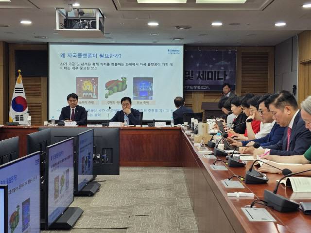 25일 국회 의원회관에서 열린 '디지털경제3.0포럼 창립식 및 세미나'에서 박성호 한국인터넷기업협회 회장이 주제발표를 하고 있다. 김미경기자