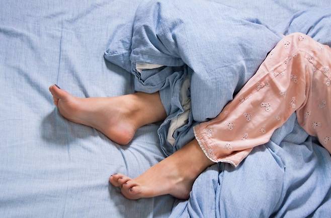 밤에 다리에 쥐가 났다면 누운 자세나 질환이 원인일 수 있다./사진=클립아트코리아