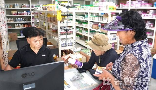 강원지역 내 한 지역농협 영농자재 판매장에서 농민들이 영농지도 상담사를 통해 농약을 사고 있다. 농민들은 필요한 서비스를 한번에 받을 수 있도록 영농자재 판매장의 농업진흥구역 설치를 허용해달라고 요구한다.