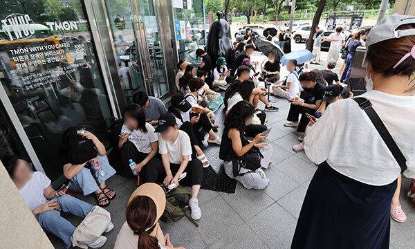 25일 서울 강남구 티몬 본사 앞에서 환불을 원하는 피해자들이 사측을 기다리고 있다. 연합뉴스