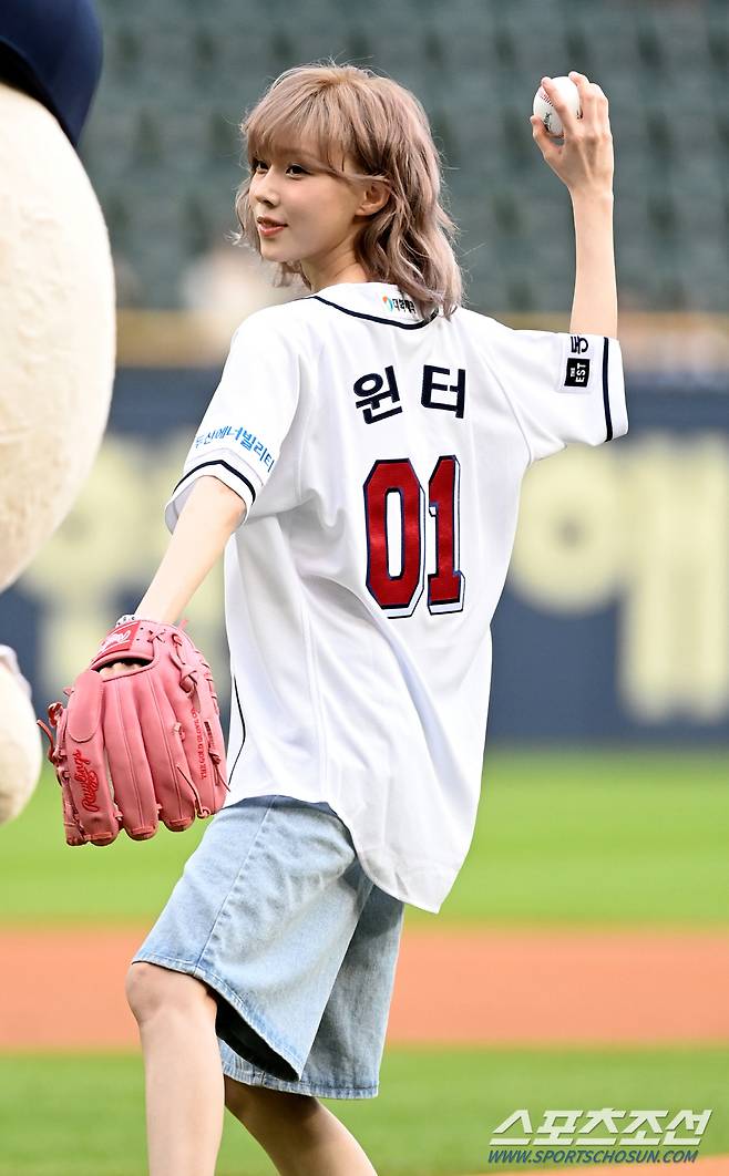 25일 잠실야구장에서 열린 키움과 두산의 경기, 그룹 에스파(aespa) 윈터가 시구를 하고 있다. 잠실=허상욱 기자 wook@sportschosun.com/2024.07.25/