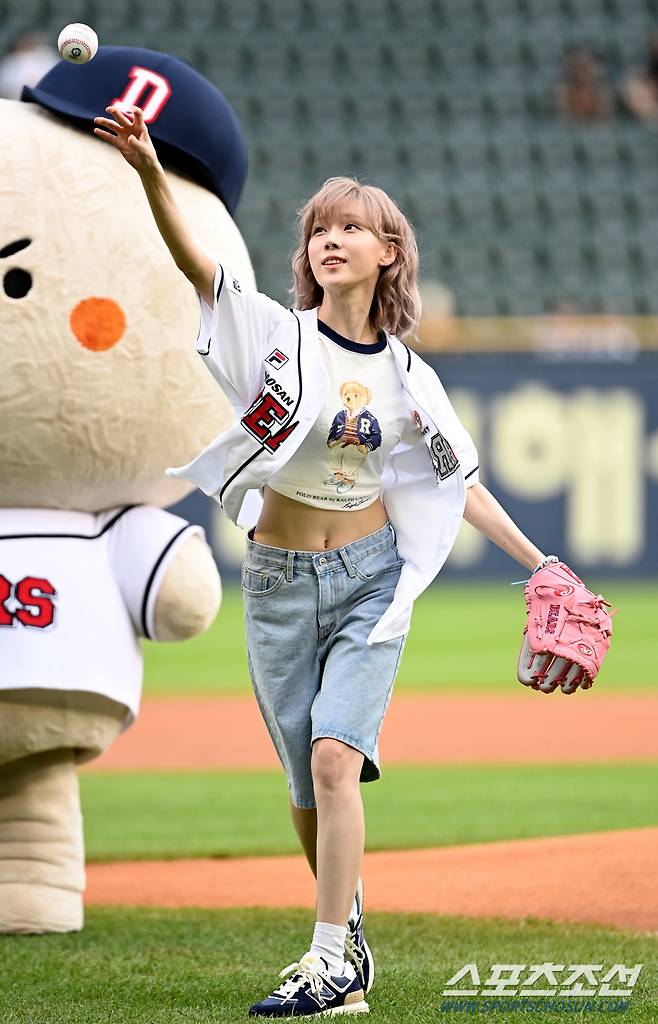 25일 잠실야구장에서 열린 키움과 두산의 경기, 그룹 에스파(aespa) 윈터가 시구를 하고 있다. 잠실=허상욱 기자 wook@sportschosun.com/2024.07.25/