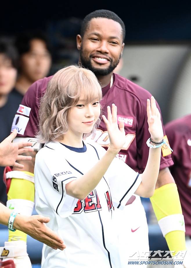25일 잠실야구장에서 열린 키움과 두산의 경기, 그룹 에스파(aespa) 윈터가 시구를 위해 그라운드에 나서다 키움 도슨과 하이파이브를 하고 있다. 잠실=허상욱 기자 wook@sportschosun.com/2024.07.25/