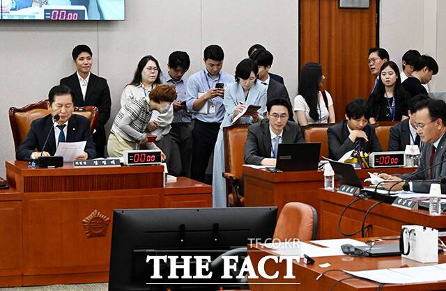 정청래 위원장 "다시 들어오면 합법이라는 것을 보여주는 것"