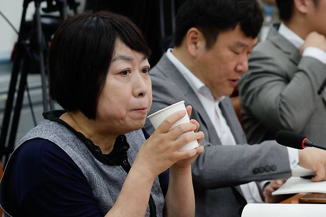 이화영 전 경기도 평화부지사의 배우자인 백정화 씨가 지난 6월 26일 서울 여의도 국회에서 더불어민주당 정치검찰사건조작특별대책단 주최로 열린 '정치검찰 사건조작 피해사례 증언과 대책 간담회'에 참석하고 있다. /뉴스1