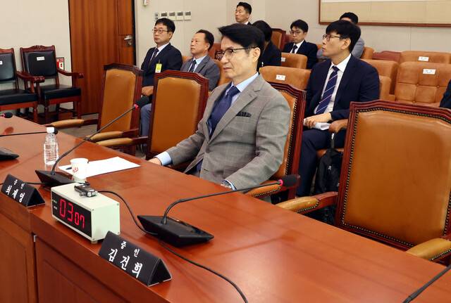 26일 서울 여의도 국회 법제사법위원회에서 열린 ‘윤석열 대통령 탄핵소추안 발의 요청’ 국민동의 청원 2차 청문회에 이날 불출석한 김건희 여사 증인석 옆으로 최재영 목사가 증인 출석해 있다. 김경호 선임기자 jijae@hani.co.kr