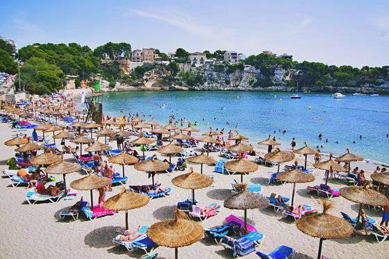 스페인 마요르카 섬의 동쪽 끝에 위치한 포르토크리스토. 여름이면 유럽 각지에서 온 휴양객들로 늘 만원을 이루는 곳이다. 바다를 굽어보는 절벽 위로 값비싼 저택이 빼곡하게 들어앉아 있다.