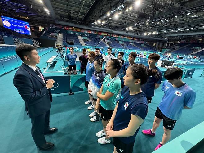 한국 탁구대표팀 격려하는 유승민 대한탁구협회장 겸 국제올림픽위원회(IOC) 선수위원. 파리=뉴시스