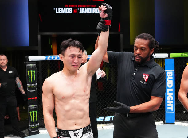최두호가 UFC on ESPN 60 승리 선언을 받으며 감격하고 있다. 사진=TKO