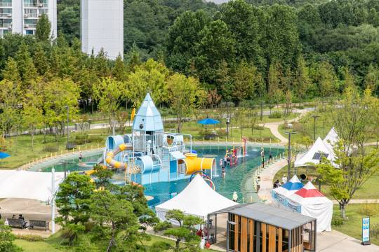서울물재생공원에 위치한 수도 배관 모양의 물놀이터. 서울관광재단 제공