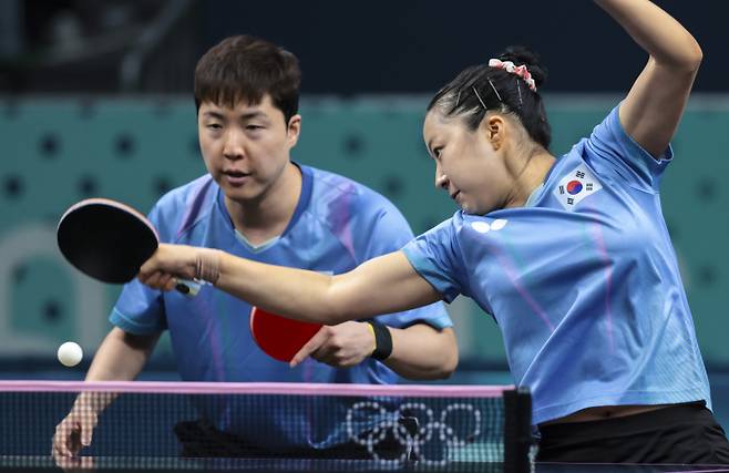 <yonhap photo-0163=""> 공격하는 신유빈과 임종훈 (파리=연합뉴스) 김인철 기자 = 27일(현지시간) 프랑스 파리 사우스 파리 아레나4에서 열린 2024 파리올림픽 탁구 혼합복식 16강전에서 한국 임종훈-신유빈이 독일 당치우-니나 미텔함 조를 상대로 스매싱을 하고 있다. 2024.7.27 yatoya@yna.co.kr/2024-07-28 00:12:00/ <저작권자 ⓒ 1980-2024 ㈜연합뉴스. 무단 전재 재배포 금지, AI 학습 및 활용 금지></yonhap>