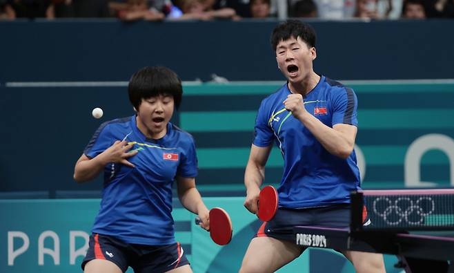 득점에 환호하는 북한 리정식-김금용 (파리=연합뉴스) 김인철 기자 = 27일(현지시간) 프랑스 파리 사우스 파리 아레나4에서 열린 2024 파리올림픽 탁구 혼합복식 16강전에서 북한 리정식-김금용이 일본 하리모토 토마카즈-하야타 히나를 상대로 득점한 뒤 기뻐하고 있다. 2024.7.28 yatoya@yna.co.kr(끝)<저작권자(c) 연합뉴스, 무단 전재-재배포, AI 학습 및 활용 금지>
