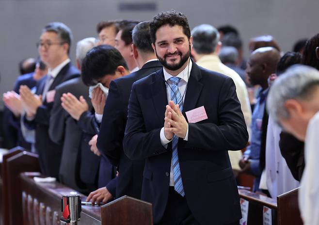 글레이손 데 파울라 소자(Gleison De Paula Souza) 교황청 평신도가정생명부 차관이 28일 오후 서울 중구 명동대성당에서 열린 '2027 서울 세계청년대회(WYD) 발대식'에서 참석자들과 인사를 나누고 있다.