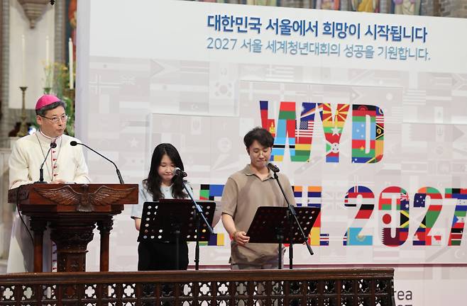정순택 대주교와 청년대표 2인이 28일 오후 서울 중구 명동대성당에서 열린 '2027 서울 세계청년대회(WYD) 발대식'에서 발대선언을 하고 있다.