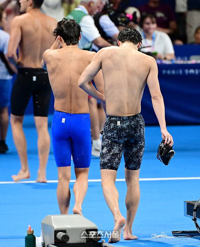 수영 대표팀의 김우민(왼쪽)과 황선우가 29일(한국 시간) 프랑스 파리 라 데팡스 아레나에서 열린 2024 파리올림픽 수영 자유형 200m 준결선에서 나란히 역영을 마친 뒤 경기장을 빠져나가고 있다. 황선우와 김우민은 전체 9위와 12위로 나란히 결선 진출에 실패했다. 2024. 7. 29. 파리 | 박진업 기자 upandup@sportsseoul.com