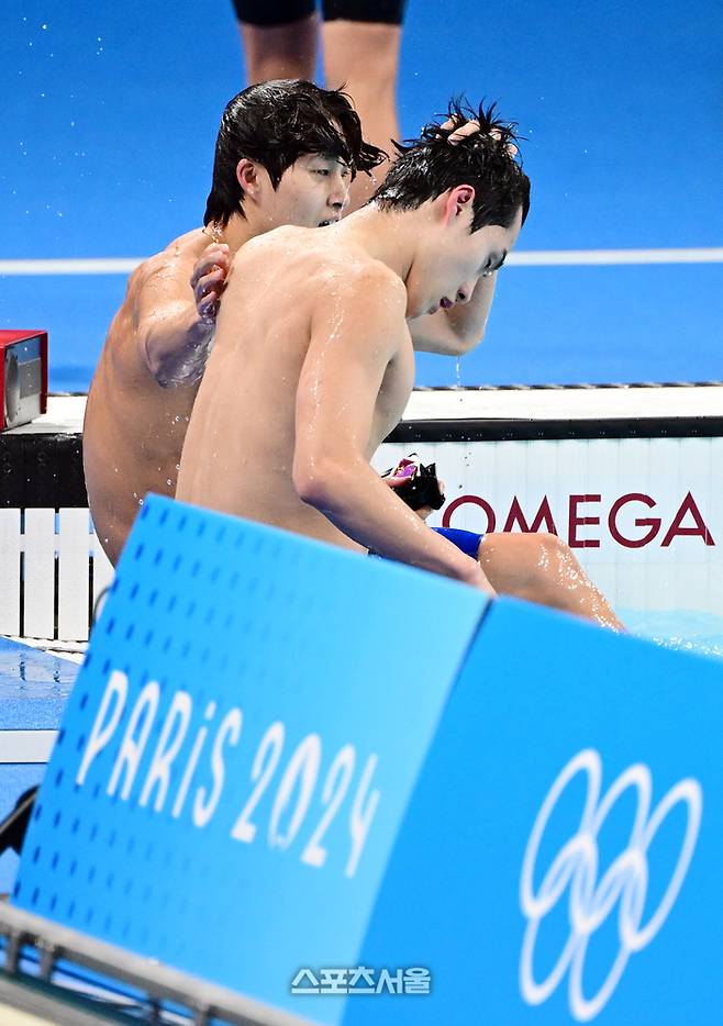 수영 대표팀의 김우민(왼쪽)이 29일(한국 시간) 프랑스 파리 라 데팡스 아레나에서 열린 2024 파리올림픽 수영 자유형 200m 준결선에서 나란히 역영을 마친 뒤 황선우의 어깨를 두드리고 있다. 황선우와 김우민은 전체 9위와 12위로 나란히 결선 진출에 실패했다. 2024. 7. 29. 파리 | 박진업 기자 upandup@sportsseoul.com