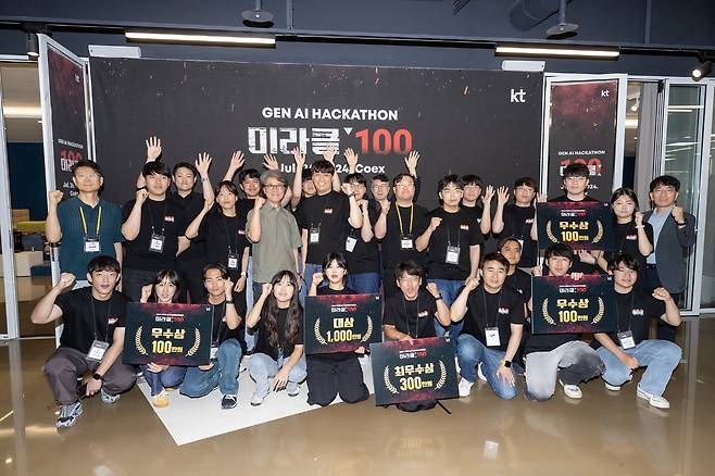 ◇ 7월 26일 코엑스 스타트업 브랜치에서 진행된 'KT 미라클100 2024 데모데이'에서 참가자들이 심사위원과 단체 사진을 촬영하고 있는 모습.