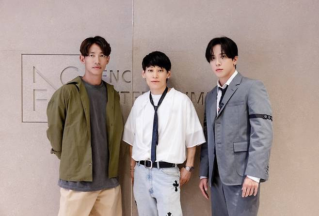 (왼쪽부터)우버월드 신타로·타쿠야 / 씨엔블루 정용화, 사진제공=FNC엔터테인먼트