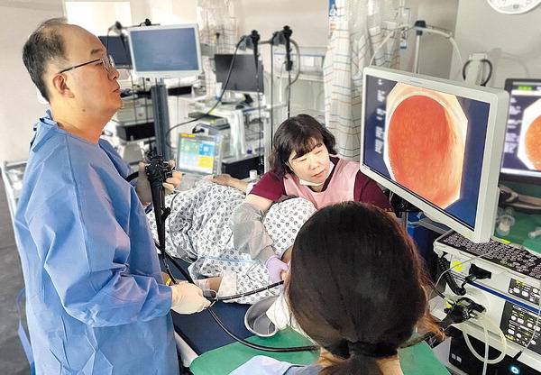 대동병원 소화기내과 임창섭 과장이 환자의 위 내시경 검사를 하고 있다. 대동병원 제공